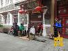 图2：午后，村寨里的老人们悠闲地在街边聊天。（6月11日摄）。西藏在线网戚宇 摄