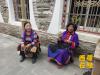 图3：村民手持转经筒在家门口闲坐。（6月11日摄）。西藏在线网戚宇 摄