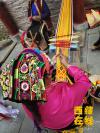 图6：图为村民在编制羌族特色腰带。（6月11日摄）。西藏在线网戚宇 摄