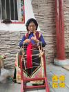 图7：图为村民在整理编制腰带的织线。（6月11日摄）。西藏在线网戚宇 摄