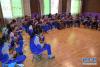 6月14日，孩子们在阿坝县民族寄宿制小学内的少年宫里用曼陀铃进行弹唱。 新华社记者刘坤摄