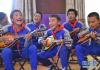 6月14日，孩子们在阿坝县民族寄宿制小学内的少年宫里用曼陀铃进行弹唱。新华社记者刘坤摄