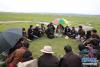 7月25日，参加失物招领活动的自然村代表在抽签决定进入千羊崖的顺序。新华社发（杜哲宇 摄）