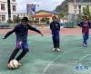 拉孜乡中心小学足球兴趣小组的学生在进行足球训练（7月29日摄）。新华社记者 洛卓嘉措 摄