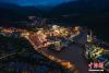 图为7月29日，俯瞰夜幕下的昌都市区。 中新社记者 何蓬磊 摄