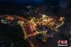 图为7月29日，俯瞰夜幕下的昌都市区。中新社记者 何蓬磊 摄
