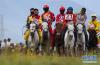 8月8日，来自牧区的青年骑手在扎青塘草原上赛马。 