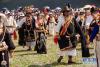 8月7日，当地藏族群众身着色达传统服饰和现代藏族服饰进行展演。