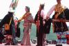 8月7日，当地藏族群众身着色达传统服饰和现代藏族服饰进行展演。新华社记者 江宏景摄