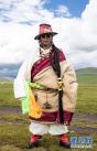 8月7日，一位身着色达传统藏族服饰的藏族老大爷在色达县扎青塘草原上。新华社记者 江宏景摄