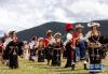 8月7日，当地藏族群众身着色达传统服饰和现代藏族服饰进行展演。新华社记者 江宏景摄