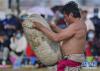 8月10日，那曲市索县选手拉巴次仁在抱石头比赛中抱起170公斤的石头。新华社记者 张汝锋 摄