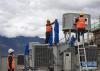 8月10日，中铁电气化局集团的技术工人在拉林铁路西藏林芝牵引变电所安装主变压器。新华社发（杨永乾 摄）