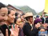 在西藏山南市隆子县玉麦乡，工作人员在查看水电站的水轮机（5月27日摄）。新华社记者 王炳坤 摄
