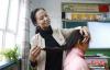 9月10日，青海省海南藏族自治州同德县贡麻小学，教师刘秀青为女生扎藏族小辫子。