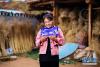 9月14日，在青海省化隆回族自治县金源藏族乡科上村，拉毛卓玛展示自己的大学录取通知书。新华社记者 刘金海 摄