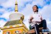 9月13日，在青海省化隆回族自治县金源藏族乡科上村，加羊吉展示自己的大学录取通知书。新华社记者 刘金海 摄