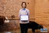 9月12日，在青海省化隆回族自治县金源藏族乡科上村，桑毛展示自己的大学录取通知书。新华社记者 刘金海 摄