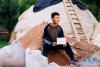 9月12日，在青海省化隆回族自治县金源藏族乡科上村，拉毛东智展示自己的大学录取通知书。新华社记者 刘金海 摄