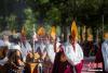 9月22日，扎什伦布寺跳神活动结束后，僧众依次抛撒“切玛”盒中的青稞祈福。