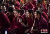 9月22日，僧人在扎什伦布寺观看跳神表演。