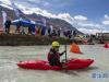 10月3日，在第十八届“第三极”中国西藏登山大会现场，户外爱好者在藏布曲河上展示皮划艇运动。新华社记者 孙非 摄