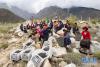 西藏昌都市左贡县中林卡乡若巴村村民在万亩葡萄园里（9月13日摄）。新华社记者 普布扎西摄