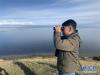 青海湖国家级自然保护区管理局的工作人员在野外进行监测（2019年9月23日摄）。新华社记者 李琳海 摄