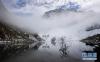 这是10月21日在玛嘉沟拍摄的云雾缭绕的月亮湖。新华社记者 江宏景 摄