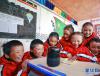 10月22日，国网绍兴供电公司援藏人员为那曲市聂荣县索雄乡小学带来智能音响，让孩子们体验智能电子设备。新华社发 姬东摄