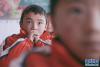 10月22日，国网绍兴供电公司援藏人员为那曲市聂荣县索雄乡小学的孩子们带来了一节“电娃课堂”，宣传用电安全知识。新华社发 姬东摄