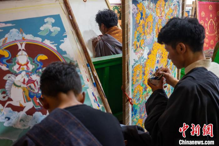 西藏昌都丁青县象雄东朵唐卡画派绘画班的学员们学习唐卡绘制技艺。(资料图) 江飞波 摄