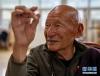 嘎玛德勒老人在西藏昌都市卡若区嘎玛乡的民族手工艺培训基地里教学员们画唐卡（10月3日摄）。新华社记者 普布扎西 摄