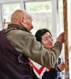 在西藏昌都市卡若区嘎玛乡的民族手工艺培训基地，嘎玛德勒老人在教一名来自内地的女学员画唐卡（10月3日摄）。新华社记者 晋美多吉 摄