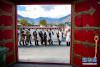 11月18日，西藏林芝市巴宜区巴吉村村民在欢度工布新年。新华社记者 普布扎西 摄