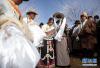 11月20日，在红原县阿木乡卡口村，新娘向秋措进入新郎向巴家时，伴娘取帽子。新华社记者 江宏景 摄