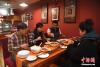 11月21日，扎西请朋友吃尼泊尔大餐。 中新社记者 刘冉阳 摄
