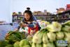 在西藏昌都市丁青县尺牍镇农贸市场，商贩在整理蔬菜（9月18日摄）。新华社记者 詹彦 摄