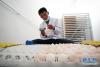 在西藏日喀则市拉孜县拉贵藏鸡养殖孵化保种基地，工作人员在挑选种蛋（8月1日摄）。新华社记者 詹彦 摄