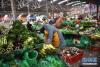在拉萨市药王山农贸市场蔬菜区，商户在整理菜品（2019年12月29日摄）。新华社记者 周锦帅 摄