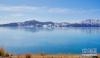 这是12月16日在青海省果洛藏族自治州玛多县拍摄的冬格措纳湖。