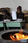 西藏双湖县嘎措乡的干部在开会时用牛粪炉子取暖（2013年1月7日摄）。新华社记者 觉果 摄
