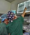 在拉萨市人民医院第二手术室，两位医生在术前仔细观察包虫病患者的CT检查图像（2020年12月31日摄）。新华社记者 张汝锋 摄