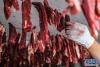 2021年1月2日，在拉萨一民居内，藏族群众将切好的牦牛肉悬挂在通风处，制作风干肉。新华社记者 晋美多吉 摄