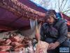 拉萨市当雄县牧民波巴珠为顾客切割羊肉（2020年12月31日摄）。新华社记者 晋美多吉 摄