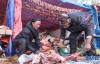 拉萨市当雄县牧民波巴珠（右）在同伴的帮助下切割羊肉（2020年12月31日摄）。新华社记者 晋美多吉 摄