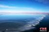 图为冬日里的青海湖，湖面在纯净的蓝天、洁白的雪山映衬下，形成一幅动人的风景画。 赵海梅 摄
