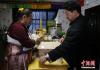 1月5日，青海藏族牧民主播扎西卓玛（左）和丈夫将包装好的商品进行检查，以便放心销售。 中新社记者 马铭言 摄