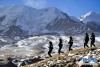 1月9日，青海省果洛藏族自治州公安局特警支队直属女子中队的队员们在参加高原野外适应性训练。新华社记者 张龙 摄