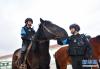 1月9日，青海省果洛藏族自治州公安局特警支队直属女子中队的队员进行骑马执勤训练。新华社记者 张龙 摄